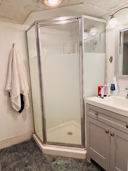 Building Photo - 1368 Davis Ave