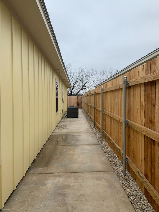 Building Photo - Located 1 Mile from IH 35/ No Carpet / Ton...