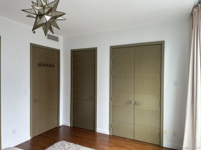 Building Photo - 27-17 42nd Rd