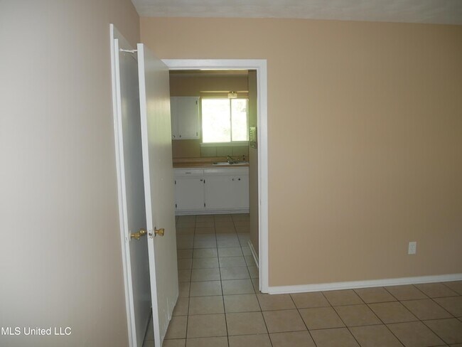 Building Photo - 1416 Vicksburg Dr