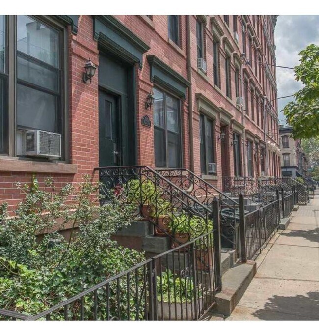 Building Photo - 809 Park Ave