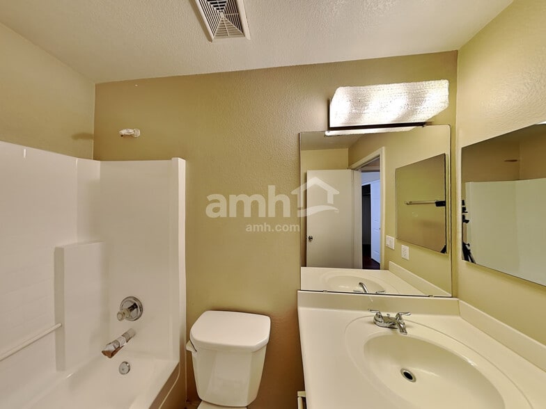 Building Photo - 16425 N 113th Dr