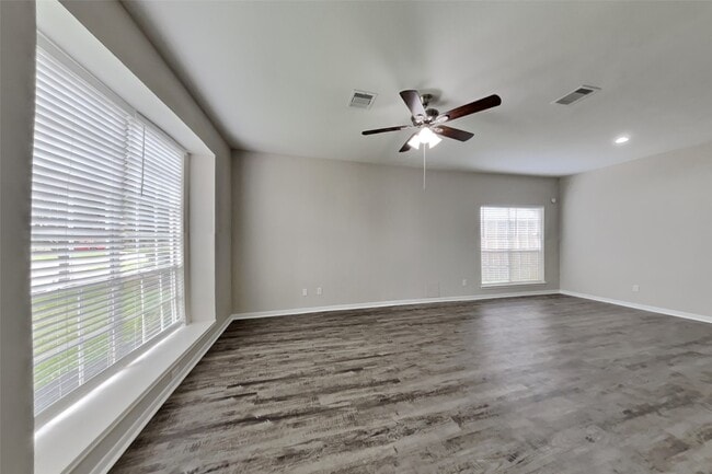 Building Photo - 16023 Willowpark Dr