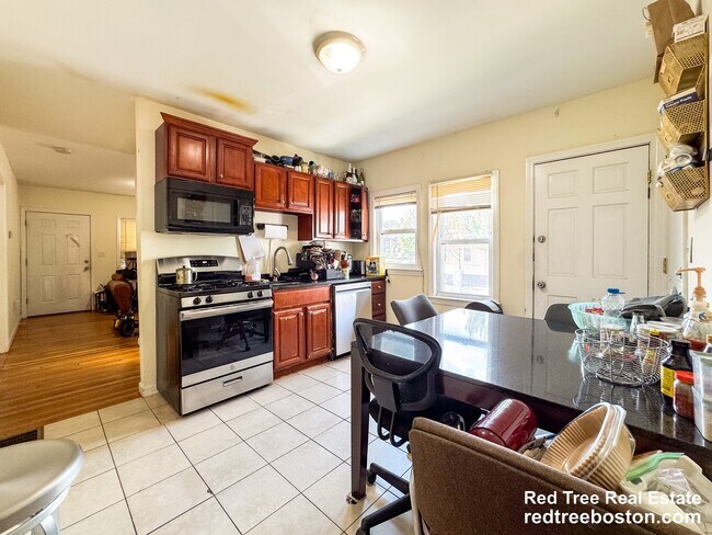 Building Photo - 28 Linden St