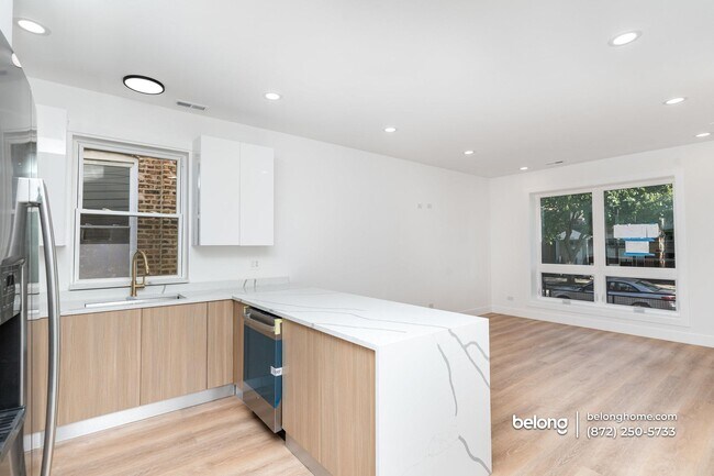 Building Photo - 2132 S Fairfield Ave