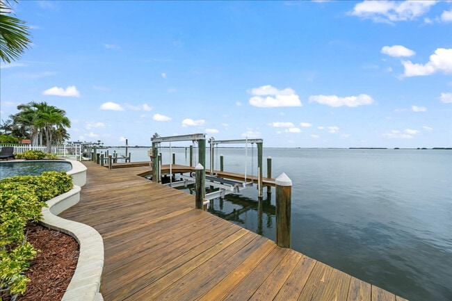 Building Photo - 17 Country Club Rd