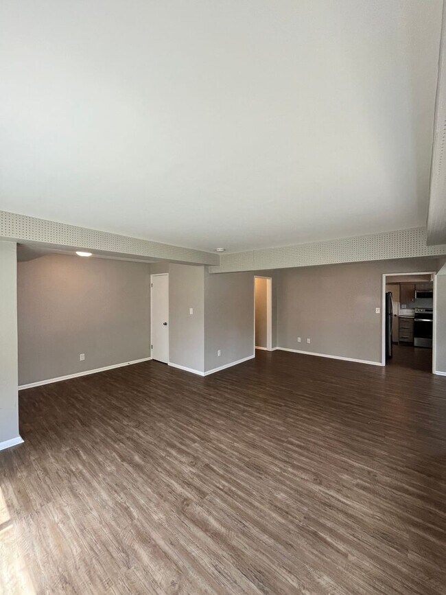 Building Photo - Stunning / Extra Large 1-Bedroom! Faux Hardwood Floors, Washer & Dryer, Stainless Appliances & Pe...