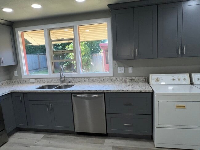 Building Photo - Single Family House Tacoma