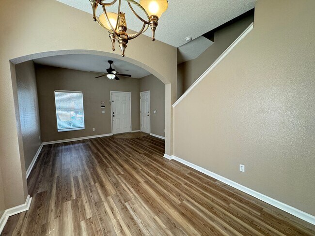 Building Photo - 5 Bedroom Townhome in Avalon Park! TESLA CHARGER INCLUDED!