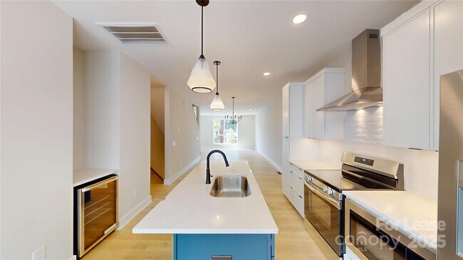 Building Photo - 409 Devender Ln
