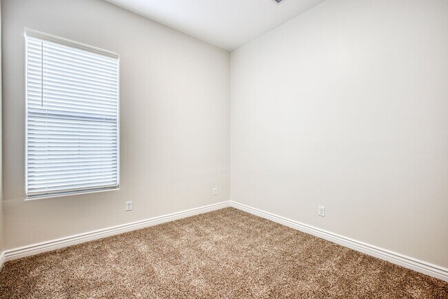 Building Photo - Beautiful East side House 4 bed-2.5 baths, part of The Overlook Casa Club that includes Swimming ...