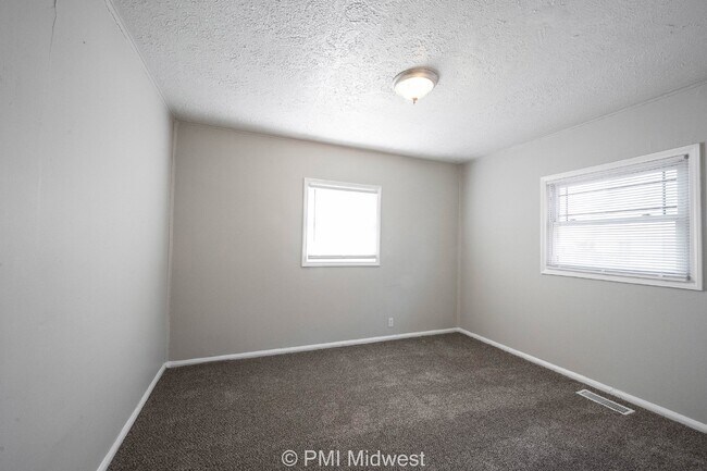 Building Photo - Charming 2-Bedroom Home with 725 Sq Ft in Indianapolis, IN - Must See!