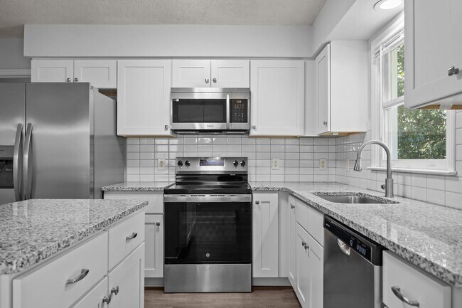 Building Photo - Spacious 3 Bedroom Home, LVP Floors, Updated Kitchen, New Cabinets, Granite, SS Appliances, Pet F...