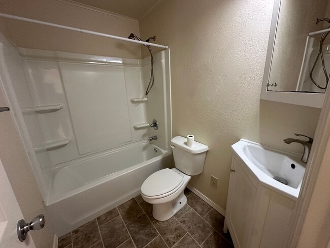 Building Photo - Well Maintained and Updated Home Near the ...