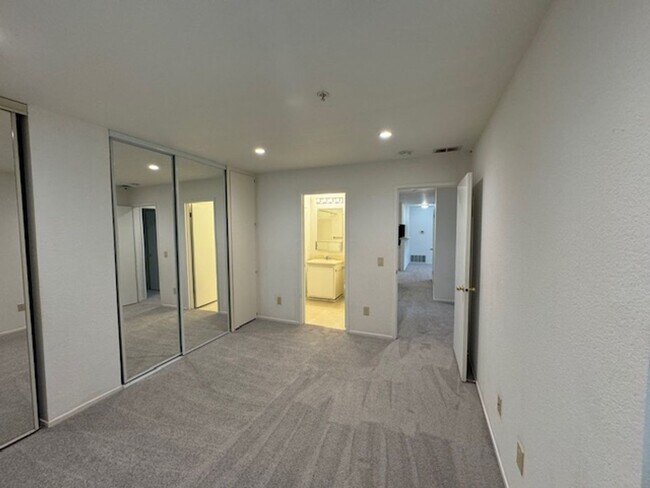 Building Photo - Beautiful 3 Bedroom, 2 Bathroom Upstairs C...