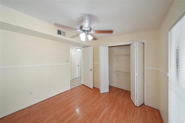 Building Photo - 3900 Woodchase Dr