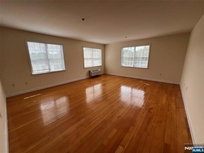 Building Photo - 333 Willow St