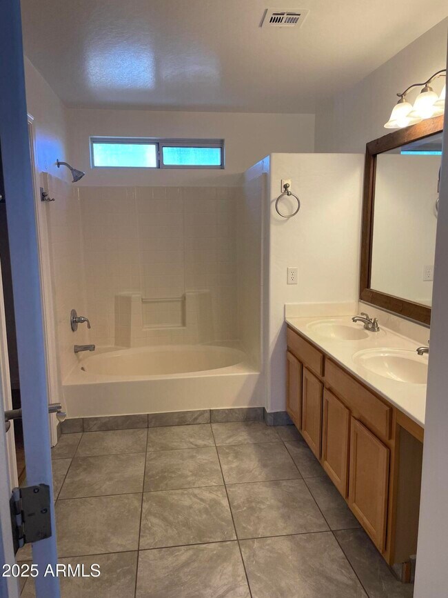 Building Photo - 646 E El Monte Pl