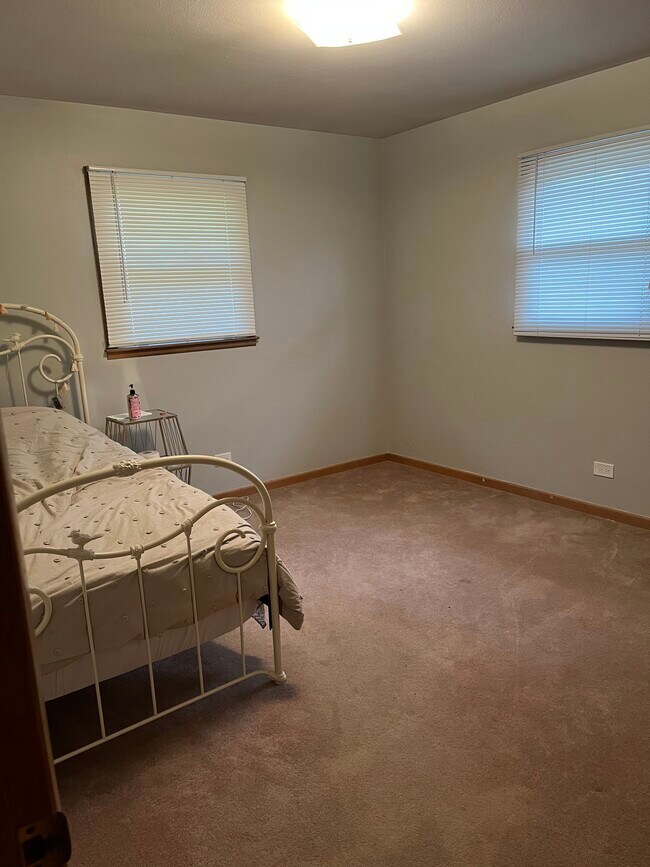 Building Photo - 106 S Bobby Ln