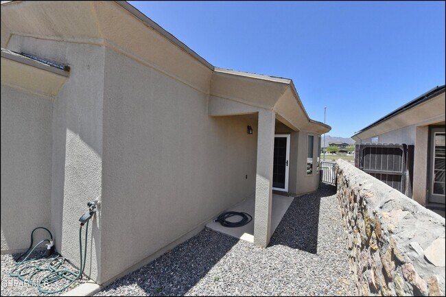 Building Photo - 12060 Mesquite Thorn Dr