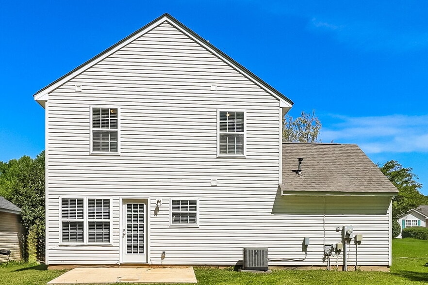 Building Photo - 2749 Fairstone Ave