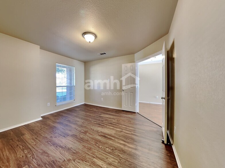 Building Photo - 421 Hackberry Dr