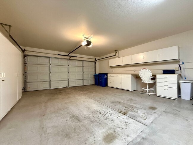 Building Photo - Spectacular furnished 2 bedroom townhouse ...