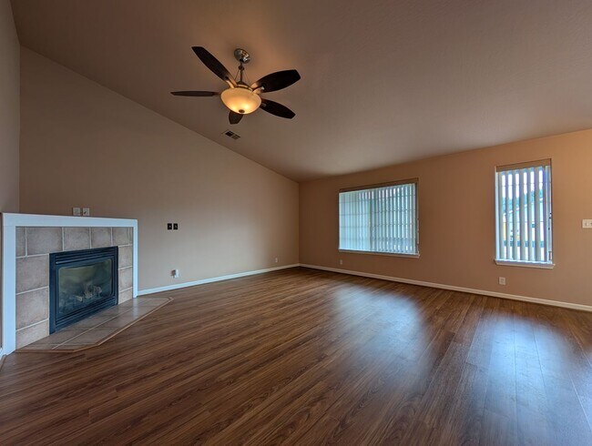 Building Photo - Great 3 bed/2bath home with bonus space and fenced in yard!
