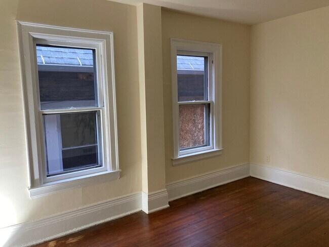 Building Photo - 833 Tonawanda St