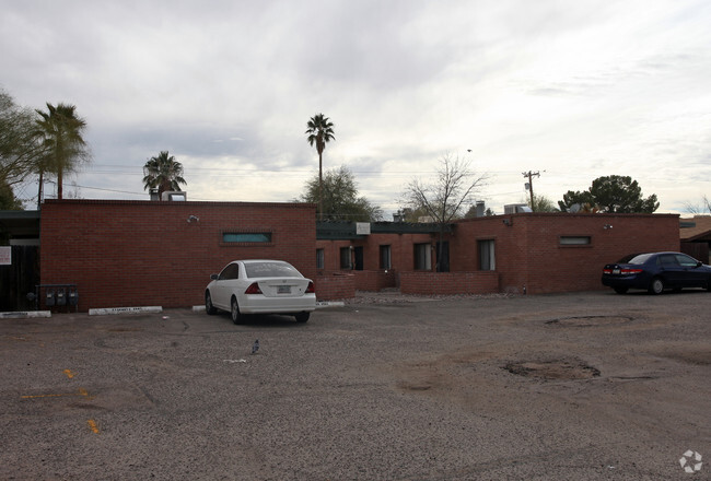Primary Photo - 2554-2564 E Lester St