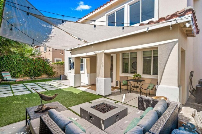 Building Photo - 551 Vista Azul