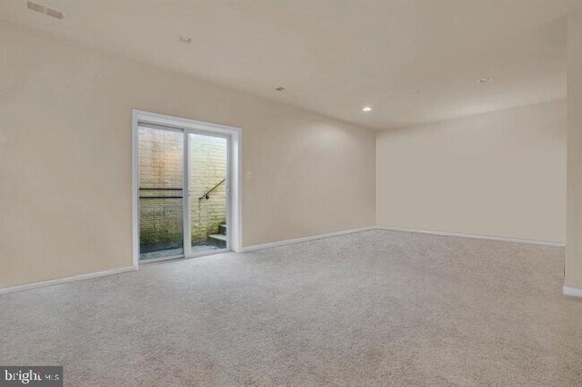 Building Photo - 4818 Clarendon Dr