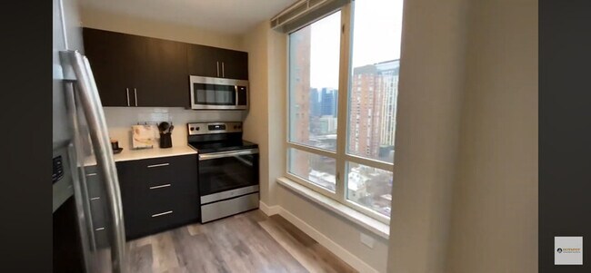 Building Photo - 40 E Delaware Pl