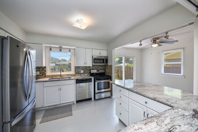 Building Photo - 36 Robin Hill Dr