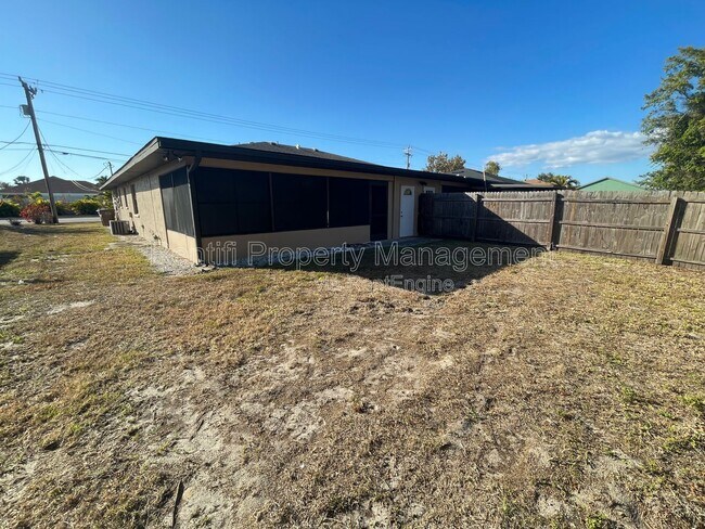 Building Photo - 805 SE 24th Ave