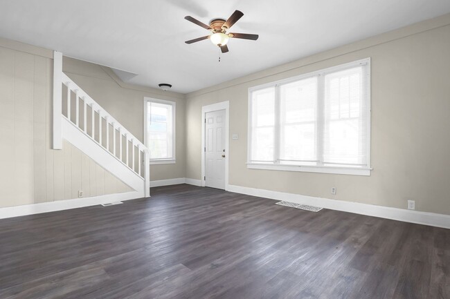 Building Photo - Updated 3 Bed Home
