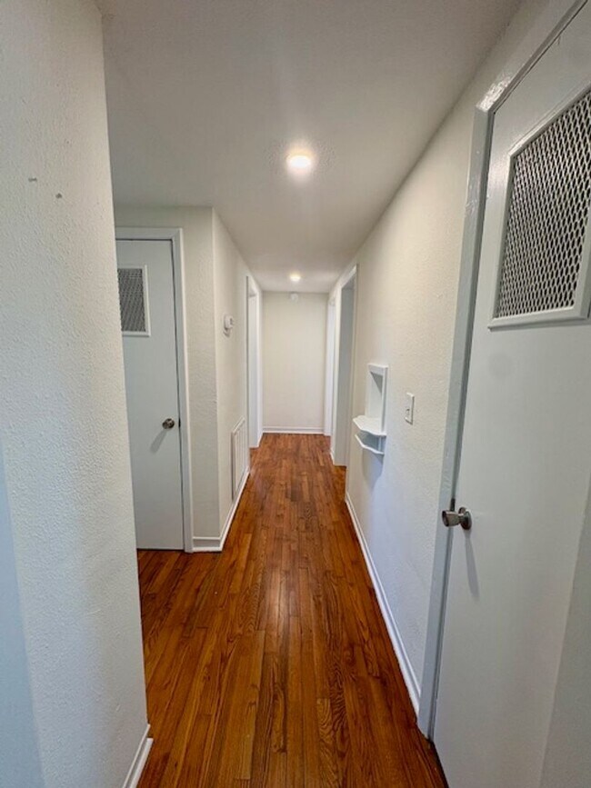 Building Photo - Fully Renovated Three Bedrooms Condo in South Windermere