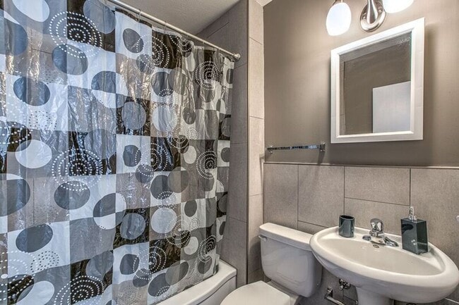 Building Photo - Newly Remodeled 1 Bed, 1 Bath House in Tre...