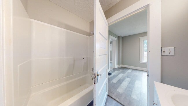 Building Photo - Lorain/W.73 neighborhood, updated 3 bed/1 bath single family house.