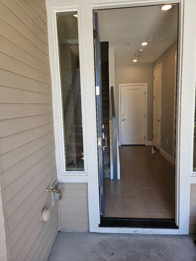Building Photo - 122 Ranch Ln