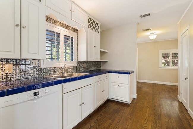 Building Photo - 313 Lilac Ln