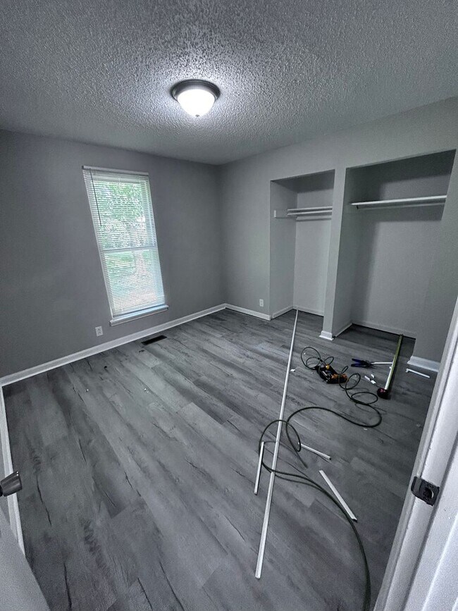 Building Photo - Large three bedroom, one and a half bath t...
