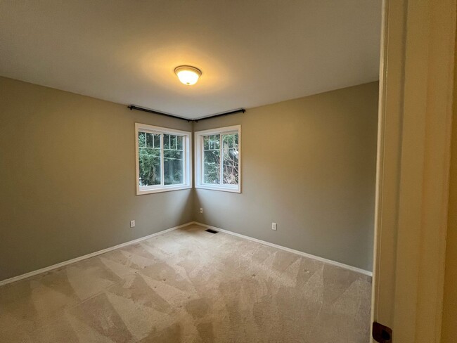 Building Photo - Edmonds 3bed 2.5 House with large yard clo...