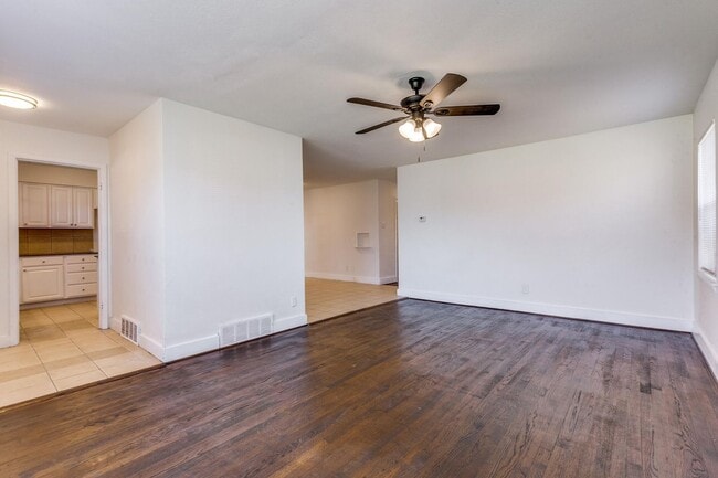 Building Photo - Spacious 4 Bed 2 Bath Home with Stainless Steel Appliacnes