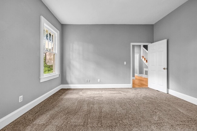 Building Photo - SPACIOUS 6 BEDS | 3 BATHS - IN THE HEART O...