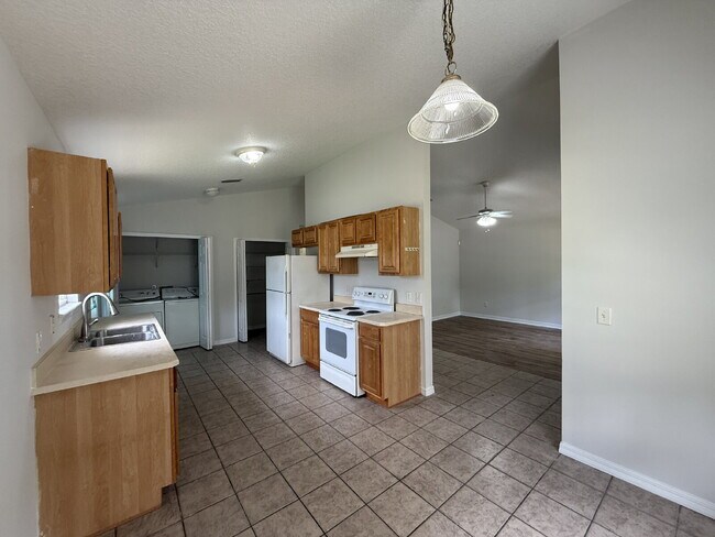 Building Photo - 324 Lena St