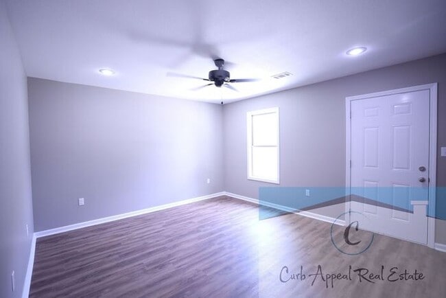 Building Photo - Move in special $700!! Luxury 2 bed, 1 bat...