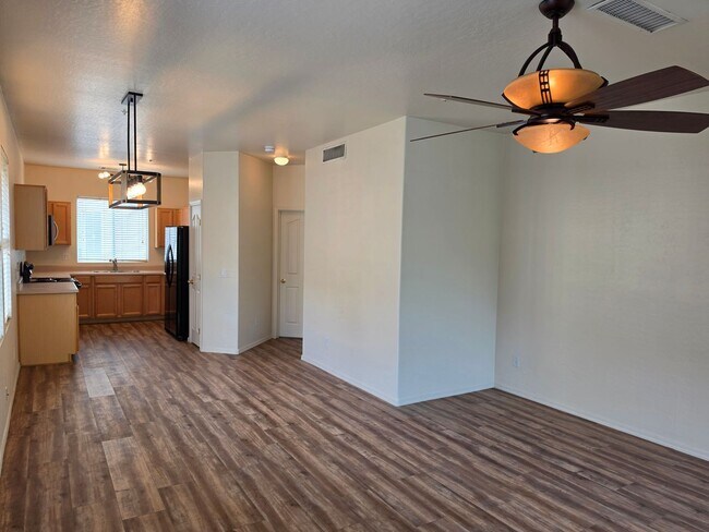 Building Photo - 907 W Wendy Way