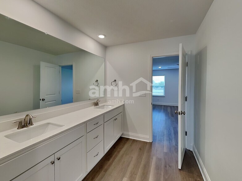 Building Photo - 9166 Henley Ave