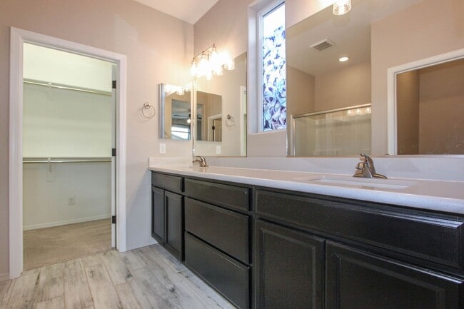 Building Photo - Four Bedroom Saddlewood Home